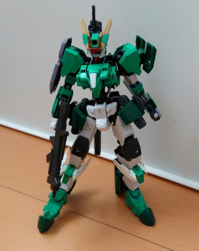 宇宙に放棄されてたフレームを
戦場で拾った量産機パーツでデコったイメージです。