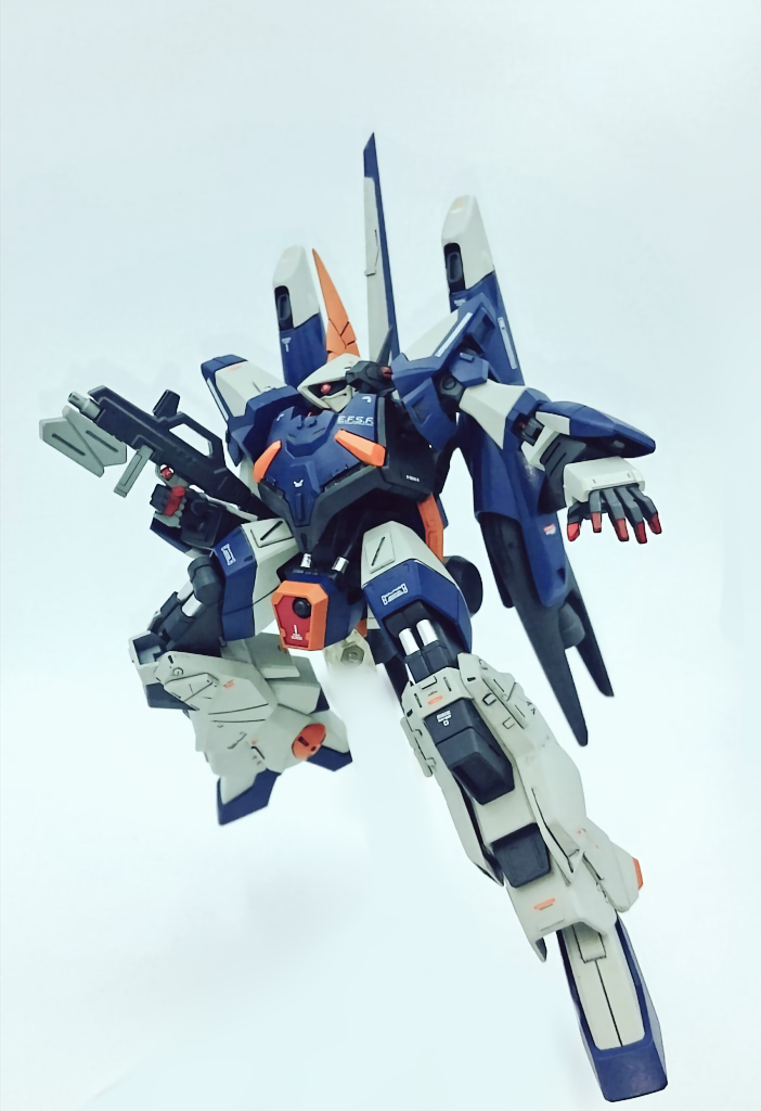 アクション①
武装はビームライフルとビームサーベル、頭部の外付けバルカンポッドと汎用機の範疇に収まる武装を装備しています。