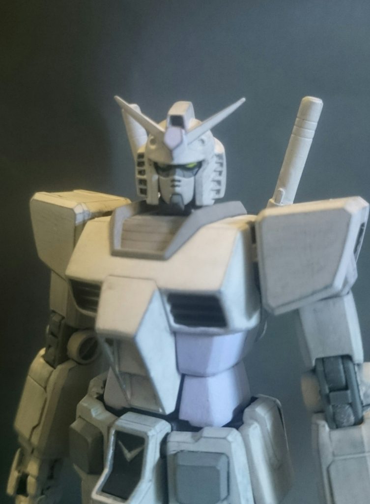 ベースカラーにグレー+ホワイトの調色で上塗り後。腹はさらに紫+白で薄紫に。頭は後ハメ、前後に0.5幅増し。怒り肩を取り付け軸を上げて修正。こだわりポイント1の手は付属とMSハンド。リバイブはMSハンド01だと少しデカいかも。