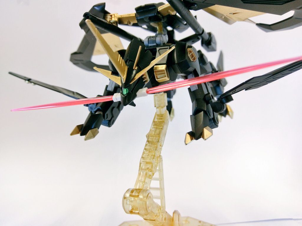 それぞれの武装を展開し、接近戦を仕掛けてくるポーズ。
ミラージュコロイドを搭載しているので基本的にはミラージュコロイドで消えながら攻撃してきます。本体のノワールシュヴァリエと合わせて翻弄するように戦います。