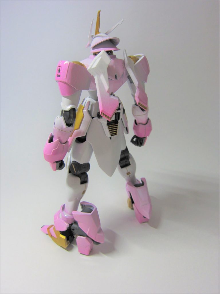 バックショット
このキットHGなんですけど大本がサザビーなもんだからデカいデカい。
完成した後並べたとき最もサイズ的にぴったりだったのがMGザクⅡでした…。
胴体背面:プラ板、スプーン等でスクラッチ。某永野メカの影響をがっつり受けました。
腰部背面:スラスター的なパーツはMGストフリのアンクルパーツを幅詰めしてそれっぽく加工。リアアーマーは元キットのファンネルラック(と書かれている何か)を張り合わせて取り付けました。
足部:元キットの基部をBJ化、シナンジュのつま先とストフリの足パーツをベースにあれこれ切り貼りしたものとで鉄血MSのようなつま先と踵が分離している仕様にしました。デカいキットなので、如何に背丈を高くせずに足をデカくするか、かなり悩みました。手間のかかった部分の一つです。