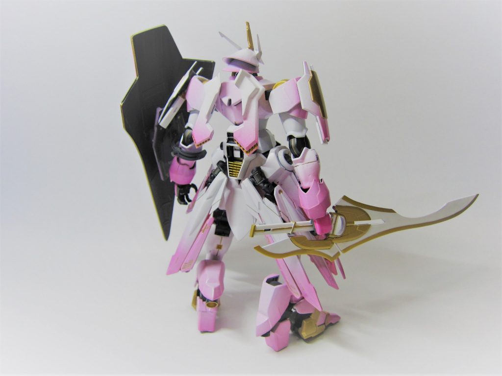 バックショット
腰にマントっぽいパーツをつけたいという当初のコンセプトの名残です。
当時は布を予定してましたがダラダラしているうちにダイバーズでおあつらえ向きなキットが出たのでそっちにしました。
盾の形状は最も難航したところです。イメージがまとまるまですっごい時間がかかりました。
