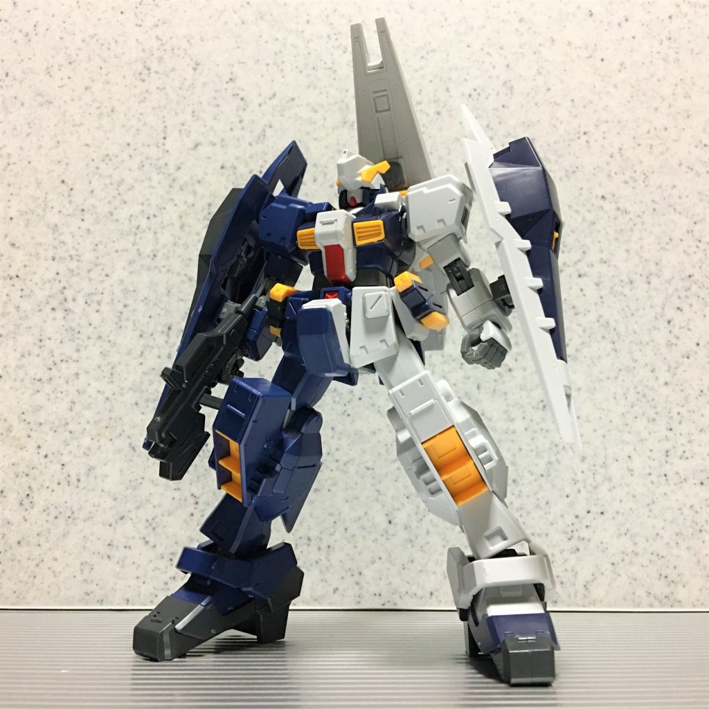 (   。・v・。)ノ「ガンダム・ヘイズル・ジェミニ」
以前もこのGUNSTAに投稿した機体で、ヘイズル改とアドバンスドヘイズルをミキシングして作った左右対称のカラーリングの機体です。塗装は一切せずに、成形色を生かしました。
最初に作ったときには現在と左右の色が逆になっていました。しかしどこか違和感がありました。