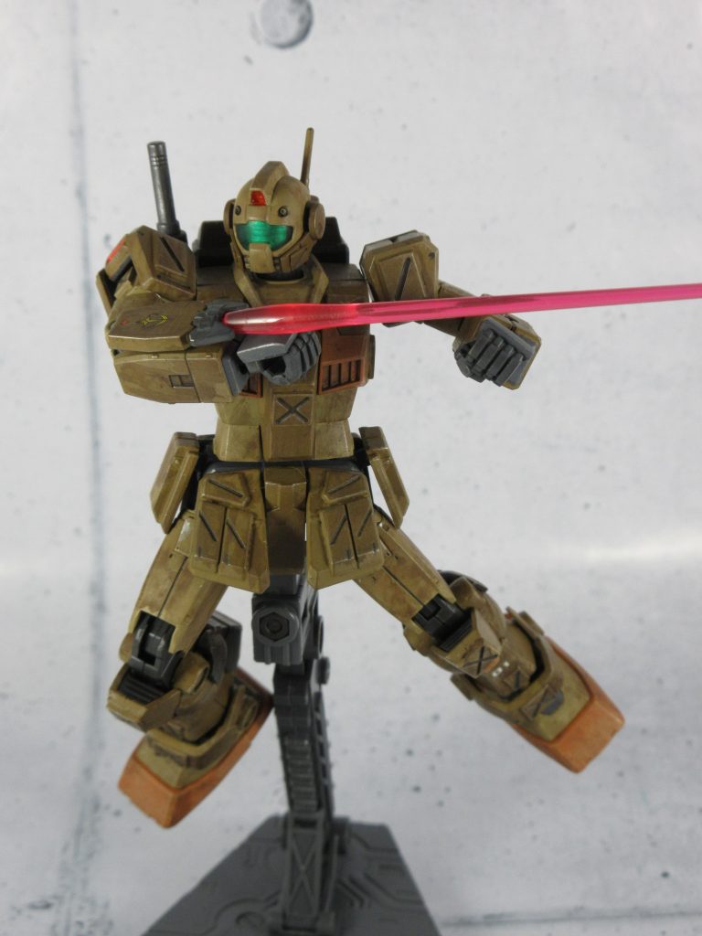 右腕部にビームサーベルを装備