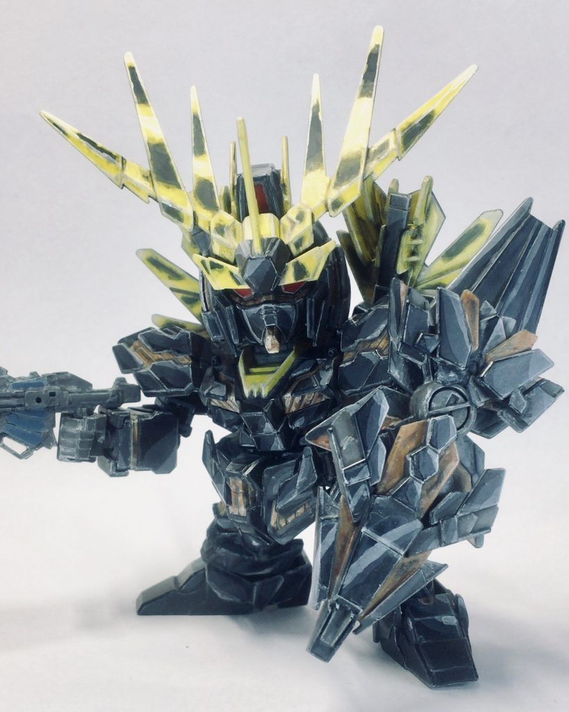 ツノの発光表現はプロペインターせなすけさんの方法を参考にしました。というか完全にマネです。
サイコフレーム部のクリアパーツは他パーツとの整合性を考えて全部黒で塗りつぶしてからランダムにグラデーションをかけてます。