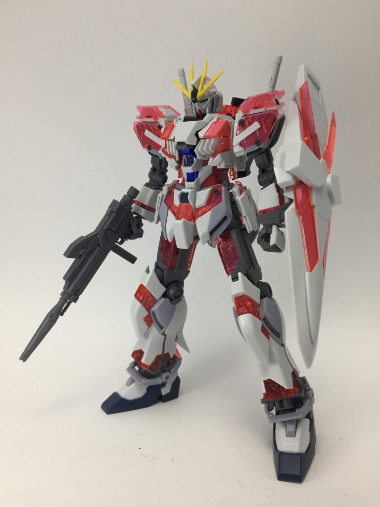 サイコフレームが装着されている分、素体よりも力強い印象を受けますね