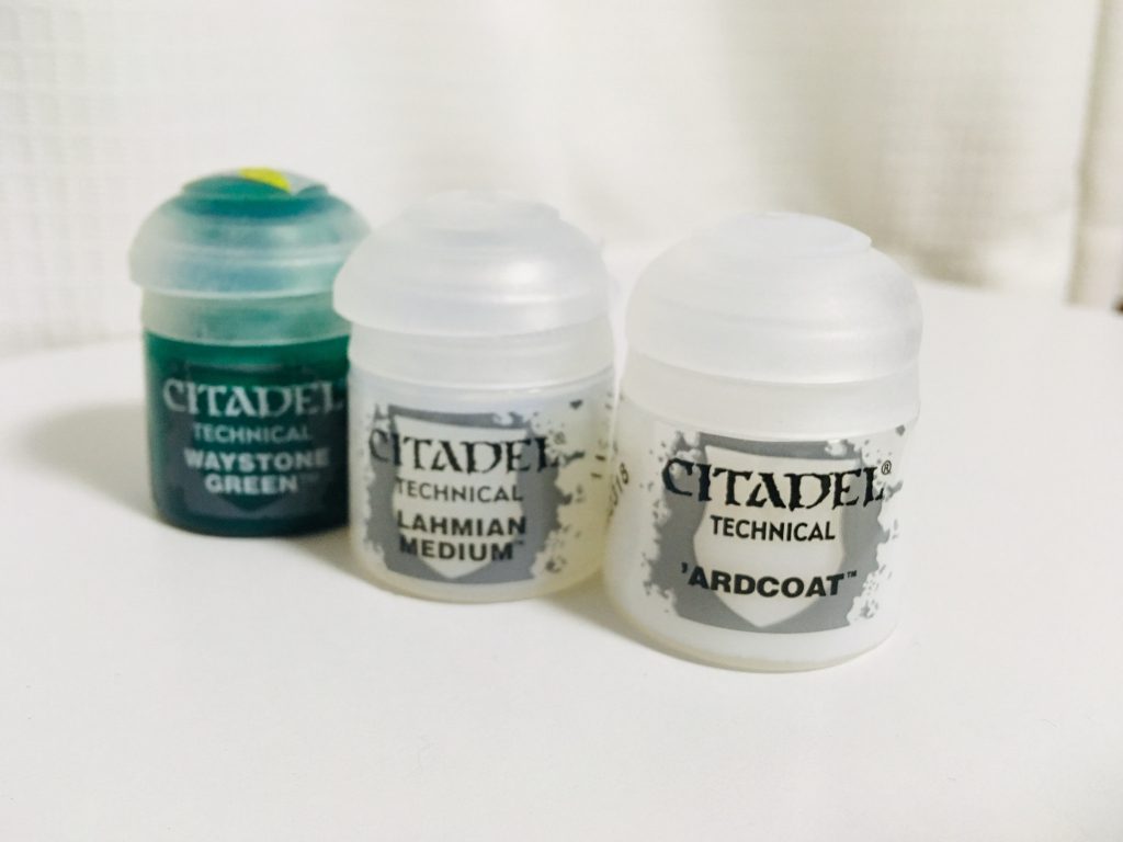 今回初めて使ってみたテクニカルカラー、いい感じです。アイやゴールドの部分などキラッ☆とさせたいところにはARDCOAT(光沢クリア)、デカールの馴染ませにはLAHMIAN MEDIUM(つや消しクリア)…という感じでピンポイントでの調整ができました。
呼吸器が弱い家族がいてエアブラシが使えないので、シタデルにはほんとお世話になっています。