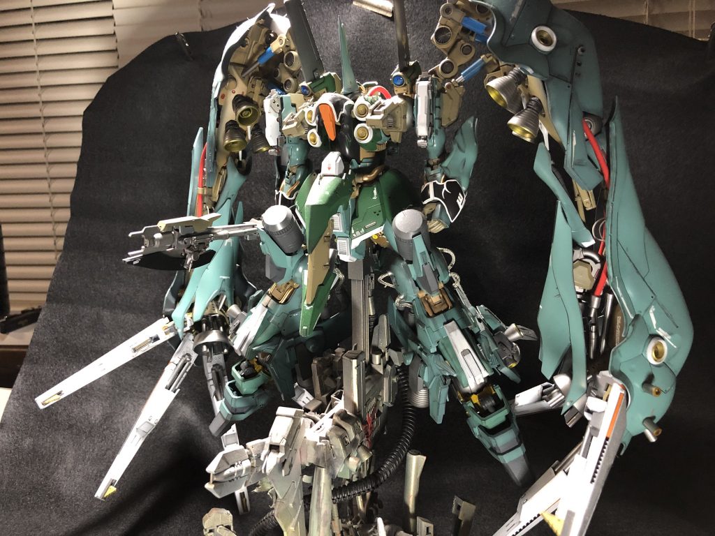 爪の先端が振動しバインダー自体の重みで物体を引き裂く