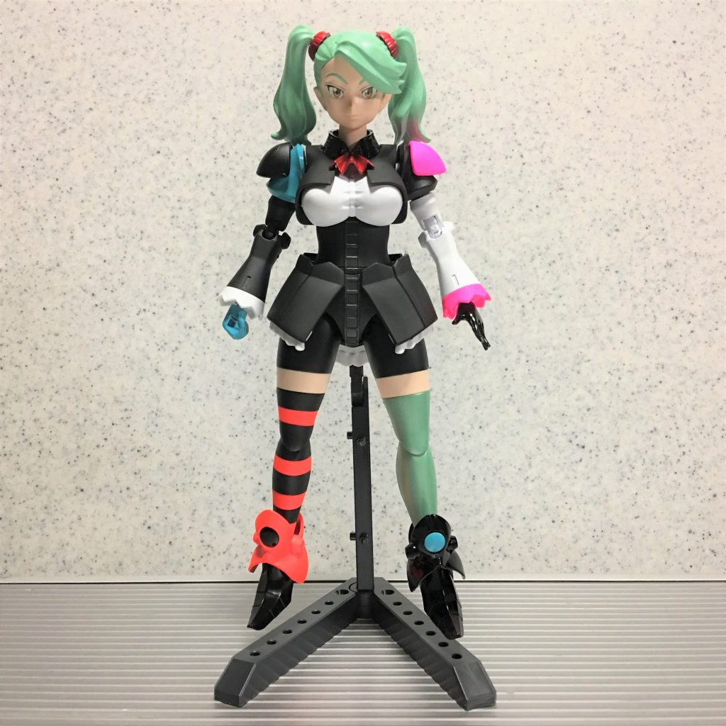 背中の武装を外すとこんな感じです。腕と脚はアシンメトリ(左右非対称)のカラーリングがポイントです。