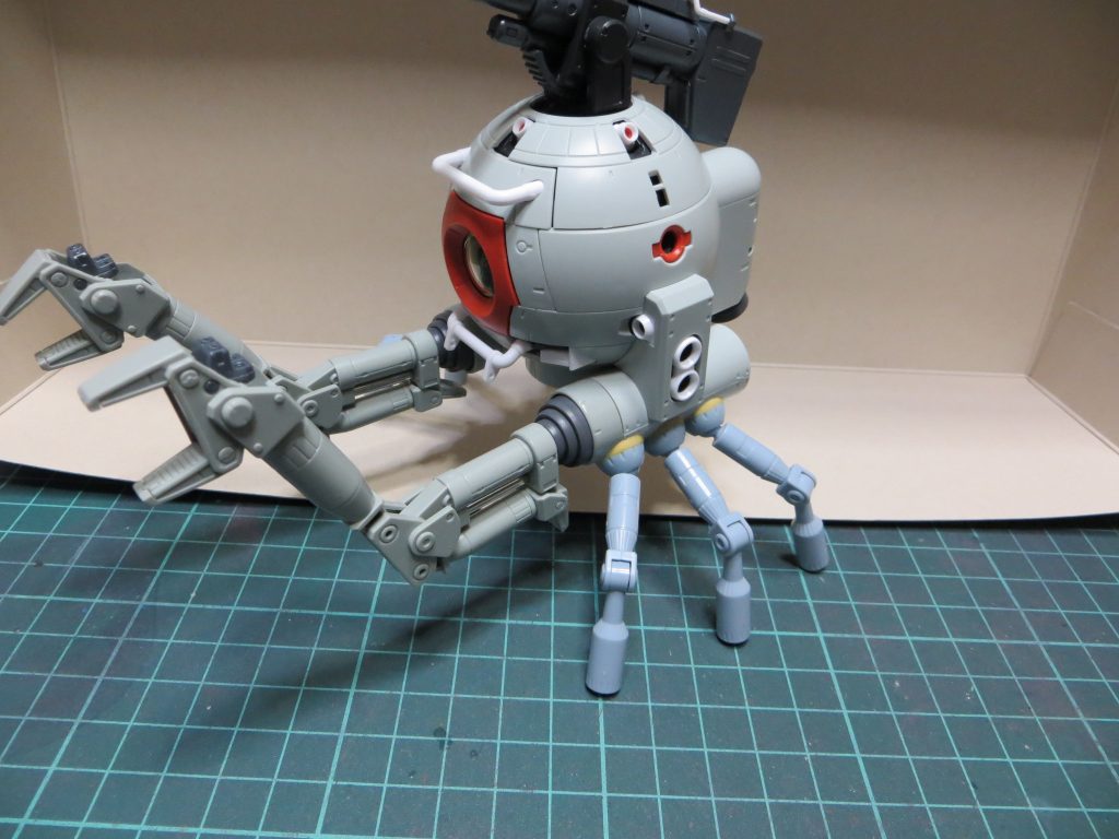 制作中。6本脚はパテで無理やり。