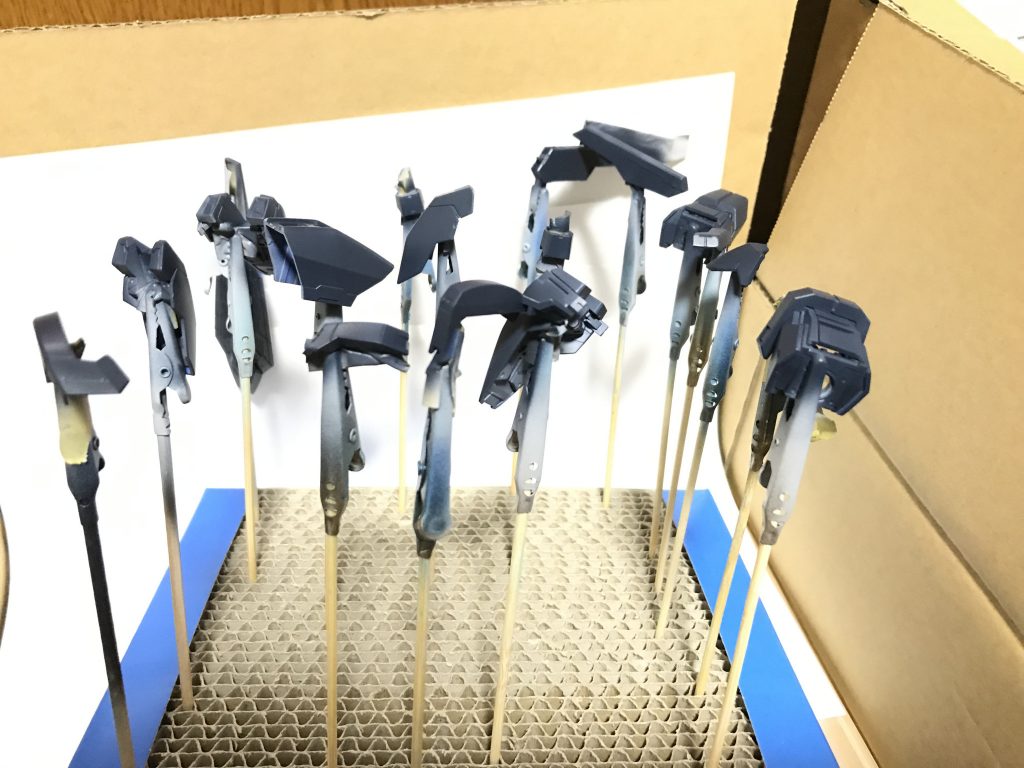 ガイアカラーのコバルトブルーにフラットブラックのシンプルな紺。
ゴンゾ版アーバレストはこんな色だった気がします。