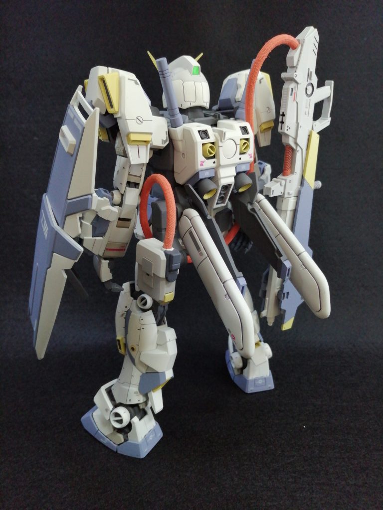 背面はディテールアップパーツを使って情報量を増やしました。またビームランチャーのケーブルをメッシュパイプに変更しました。