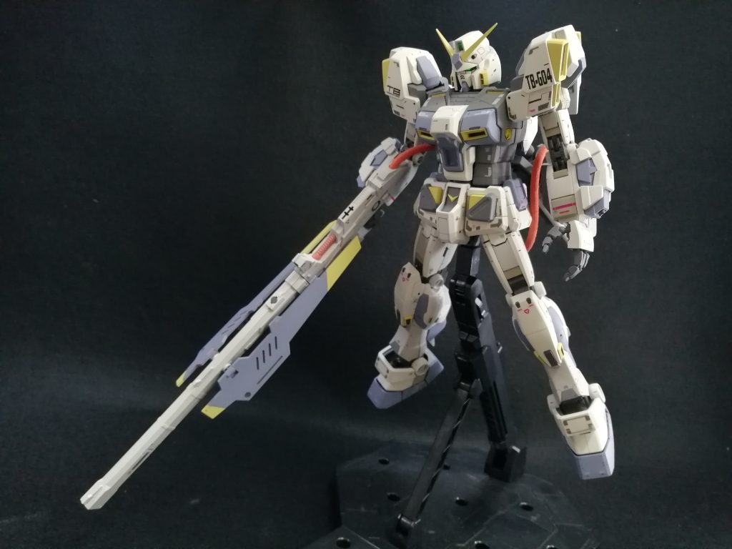 ギミックなど動きの少ないシンプルな機体ですが、武器の展開ギミックを加えることで作品の中の変化をプラスしました。