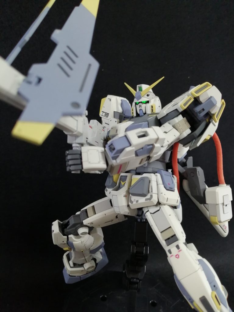 頭部もver3.0とニコイチで作成したのでツインアイを発光させることができます。