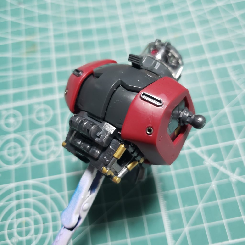 胸に穴を開けてダクトを仕込みました。