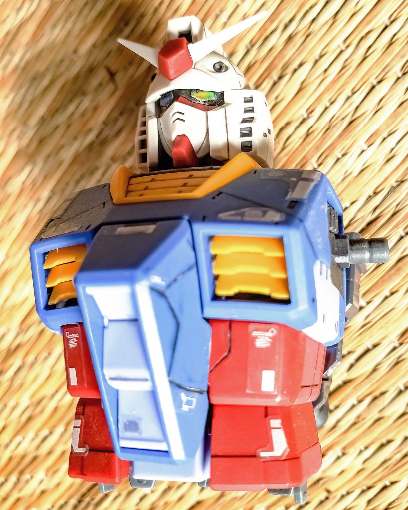 胸のダクトフィンは組む前に切り欠きして取り付け。このあと脇下やスジ彫りの追加等行っていきました。