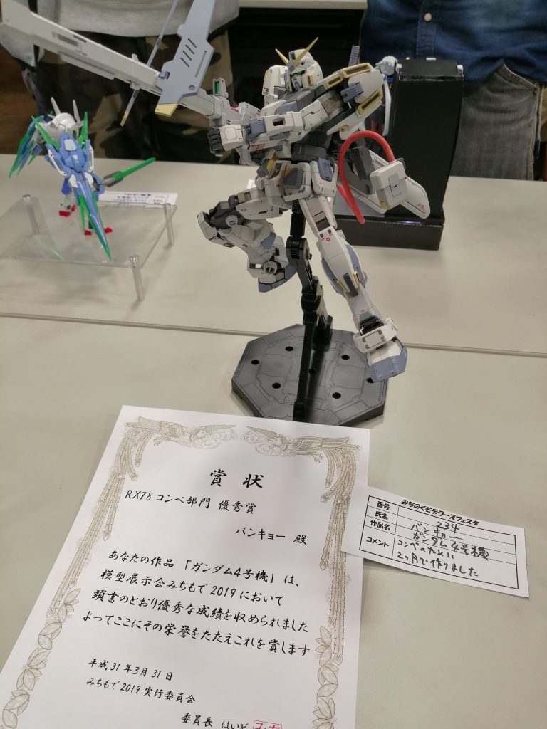 先日宮城県で開かれた展示会「みちもで」にてRX78コンペでは部門賞をいただくこともできました。ガンスタでは写真映えのする作品が評価されがちですが、ただ派手さを求めるのではなく、違和感無くまとめる工作技術などにも注目してもらえると嬉しいです。
