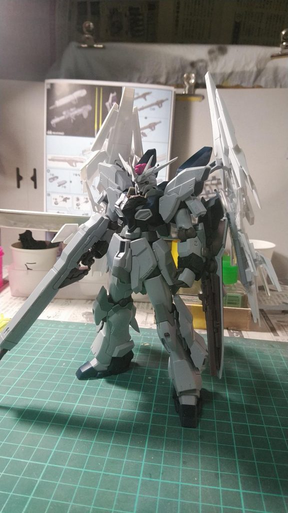 仮組みをして、ぽん付けしました。
イメージが固まった所で各部の調整をしていきます
各部の延長、削りこみ、サイコフレームの埋め込みをしています。