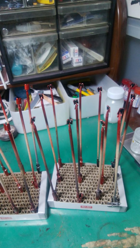 一番シンドかったファンネルの羽根パーツ...
このマスキングだけで3時間掛かりましたぁw
(完成したらコンテナから「外して」羽根を「開いて」後ろから見ないと分からないのにw)