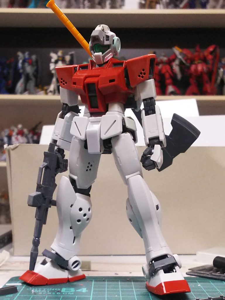 肩外装はジム2.0から、斧はグレイズとゲルググの部品を足した物、ライフルは陸ジム、バックパックはジムカスから。ミニ四駆の軽量化の如く穴を開けまくりました