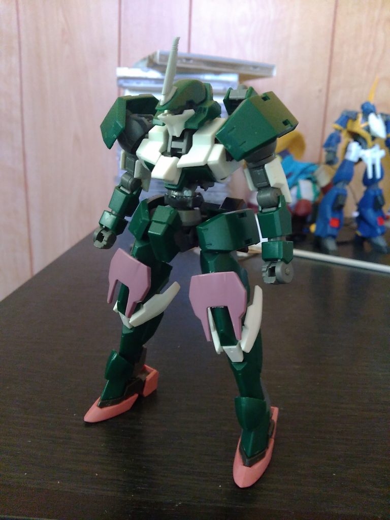 胴と腰位置がかなり近く感じたので、間のジョイントを5mm程延長。胴を高くしました。ボリューム不足を補うために太腿にアーマーっぽいのも追加。