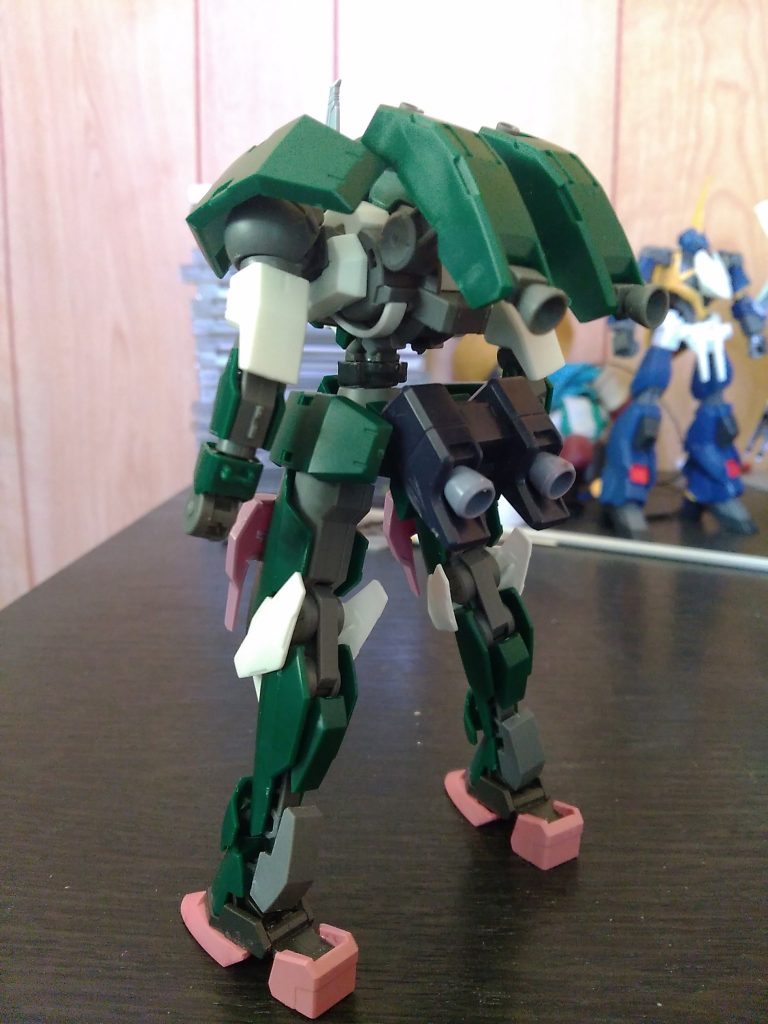 足首周辺も小さくボリュームがなかったので適当なHGキットの残骸から流用。