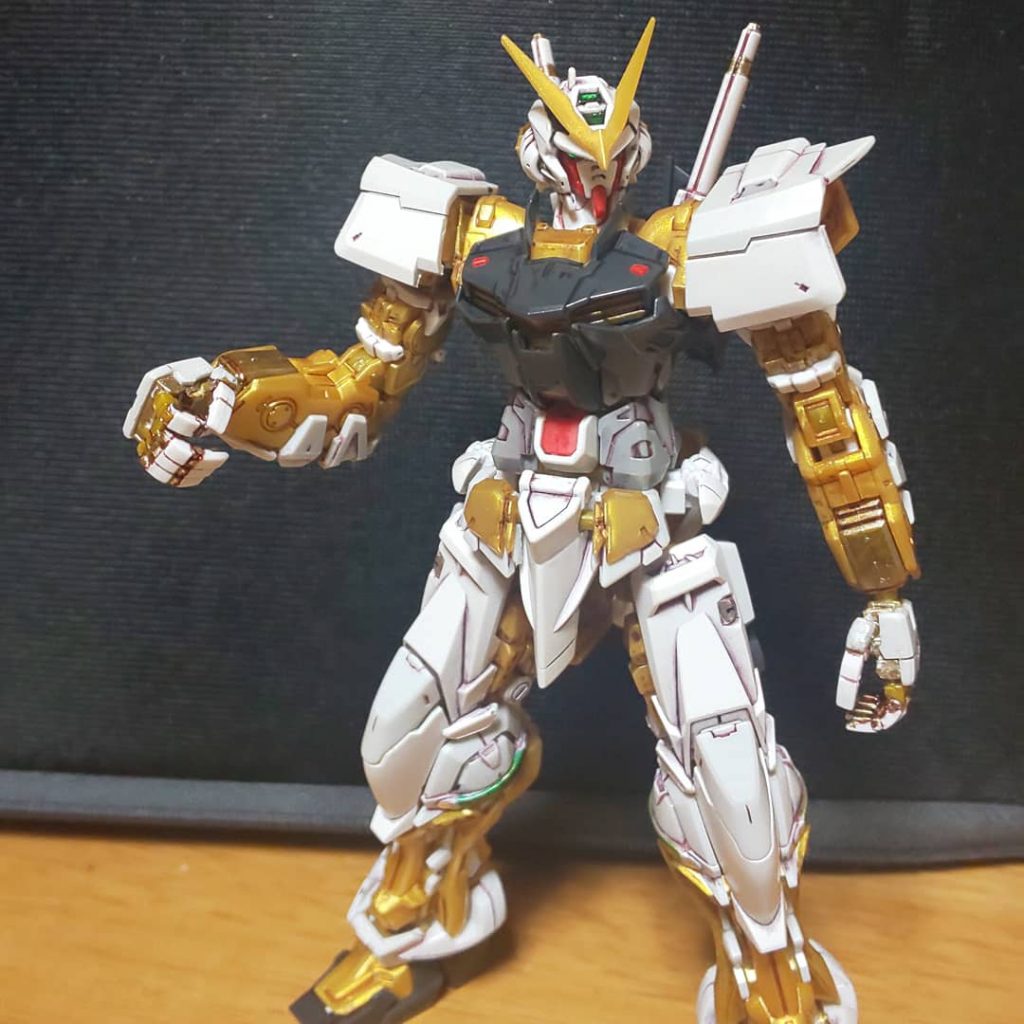 こちらは、可動指の手。

塗膜剥がれないよう耐久性のある塗料として、数年前に思いがけず使用し質感アップ、塗膜が剥がれない車用のキズ補修タッチペンを使い細かく塗っています。

(今回は、ホンダ車のゴールド、トヨタ車のホワイト)