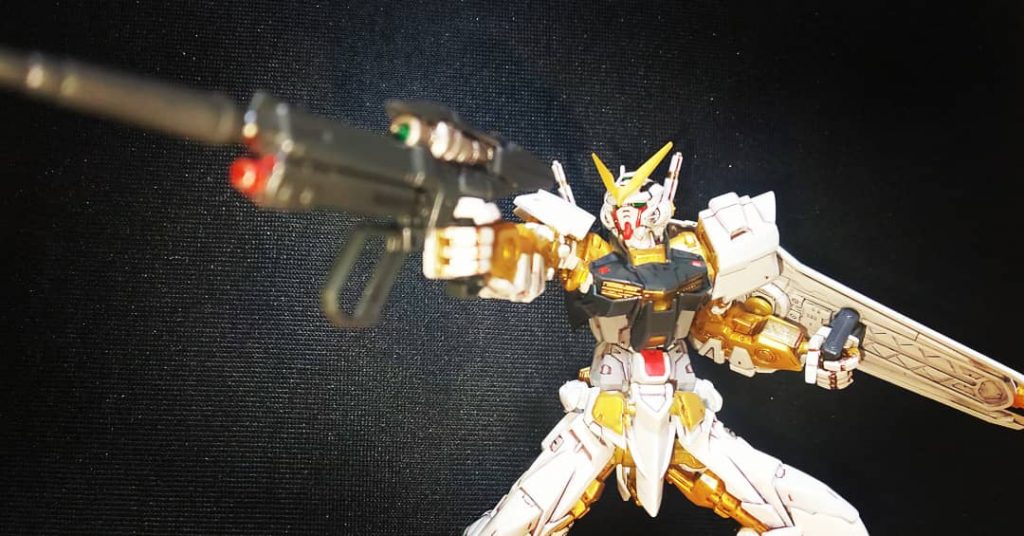 ビームライフルのセンサー周りのシルバーも車用のタッチペン・シルバーの上からスミイレ、アクリルカラーのクリアブラックで薄く色を被せてます。

ライフル下部のグレネードの弾頭の赤も上記シルバーの上から家にあったクリアレッドのマニキュアをポチッと被せてます。