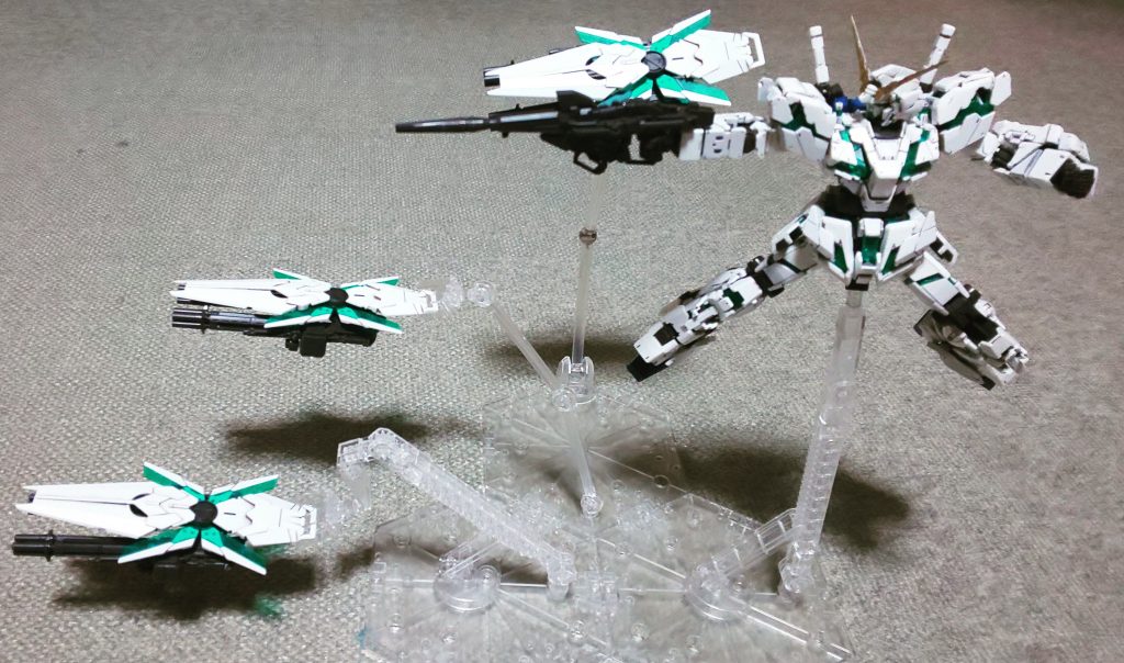 リアルグレードでは、シールドファンネルのスタンドが付かない為、浮遊してるっぽく高さと角度を微妙に変えました。