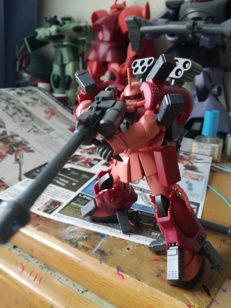 とにかくたくさんの武器が付属しており、武器を本体にマウントする事は出来ないみたいです。、