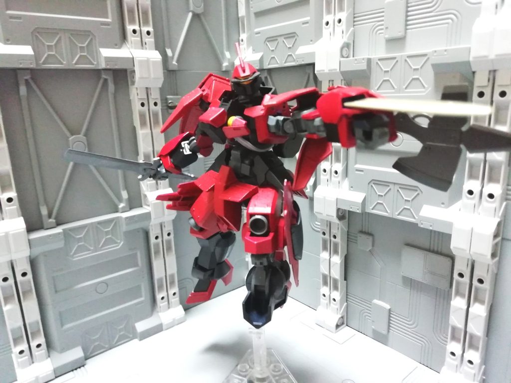 プロトガントレットエッジ。ワイヤークローの基部に特殊合金製の刃を仕込んだ物。士官の技量も相まって敵MSを容易く両断する。
腕に隠し刃という設計思想はレギンレイズスカーレットにも引き継がれる