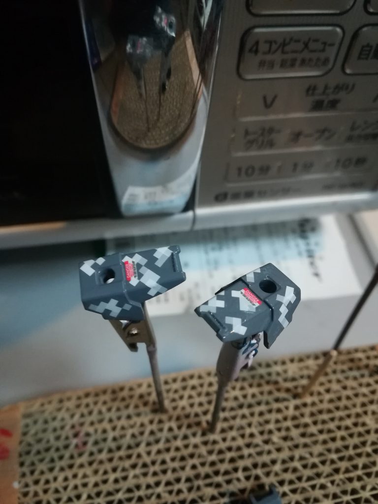 先にひたすらドットパターンを張り付けて、上から文字入りのデカールを張ってます。[](URL)