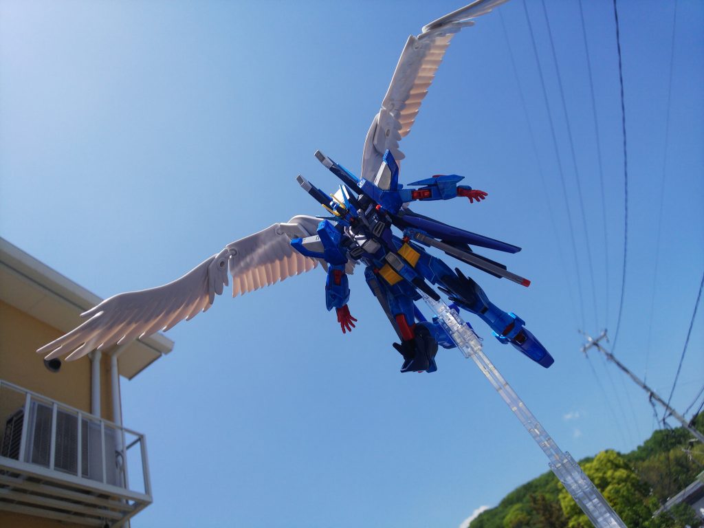 また、本来アメイジングストライクフリーダムの
装甲は白を基調としており、フラップアメイジングストライクフリーダムも出撃直後までは白だが、飛翔する事で大空の色を表すプラフスキー粒子を吸着して空のような鮮やかな青色に染まる。