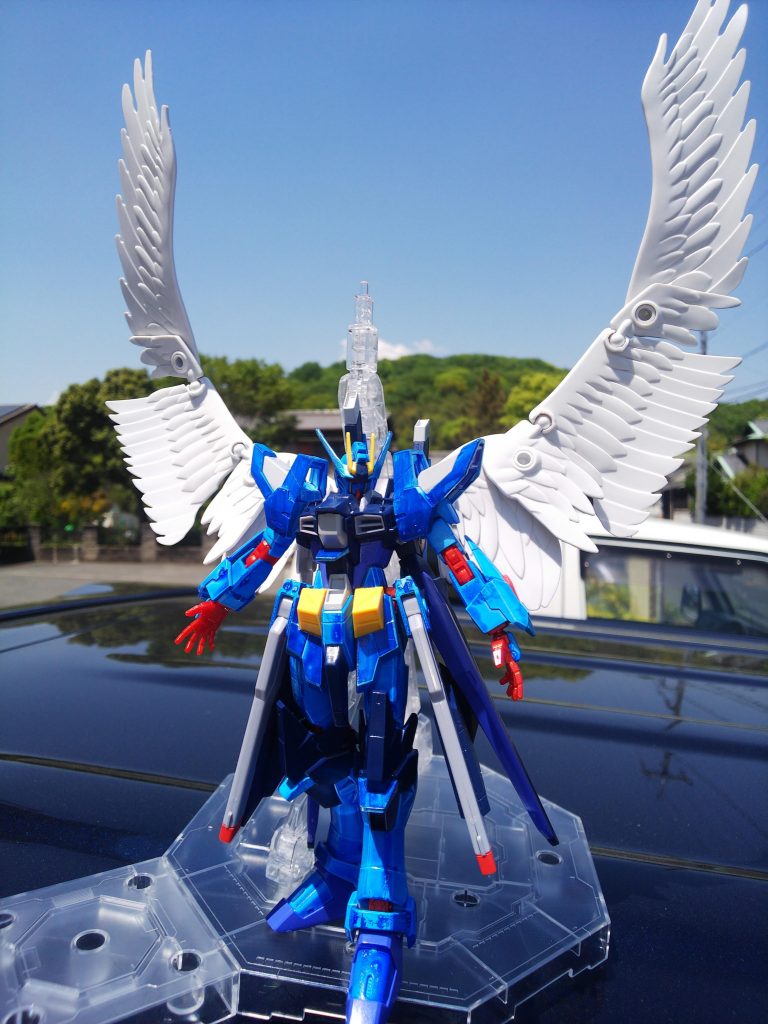 フラップウインガーは周りのプラフスキー粒子を固定し、それを押し出すことで空間を移動する。その様は名を冠する通り｢飛翔｣するように見える。