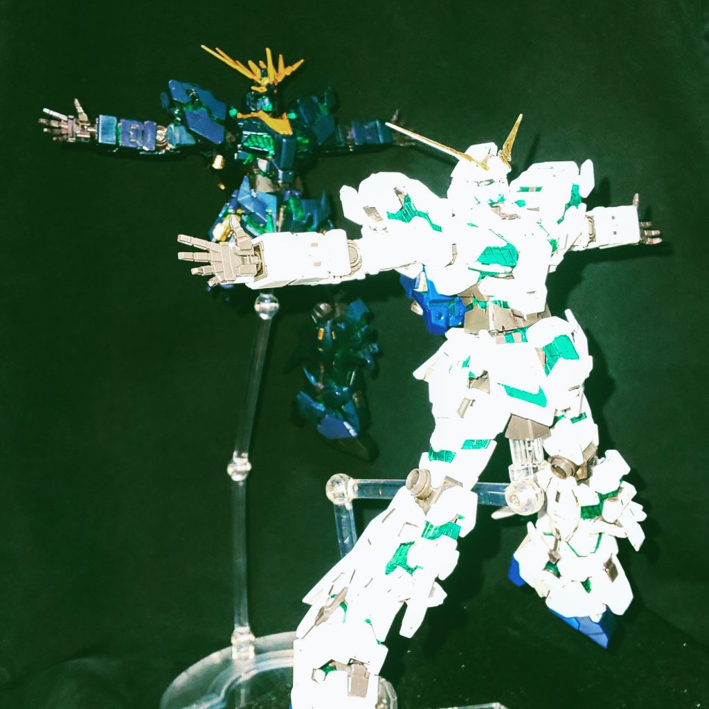 メガラニカへの、グリプス2より発射されたソーラレイを防ぐべくサイコフィールドを最大まで展開する2機の可能性の獣。