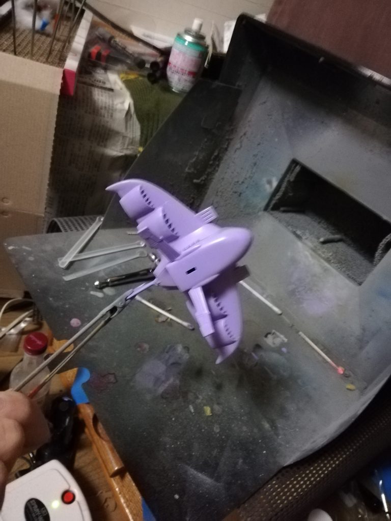 吹付けたベース色のホワイトが強すぎて成型色と見分けがつかない段階