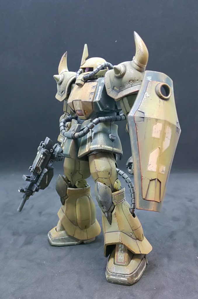 グフはこの角度が好き♪
大河原立ちのような、子供の頃持っていた下敷きのグフもこういう立ち姿。
最終汚しにガイア赤サビエナメル+ファレホのピグメント+タミヤウェザリングマスターで砂漠感増量♪