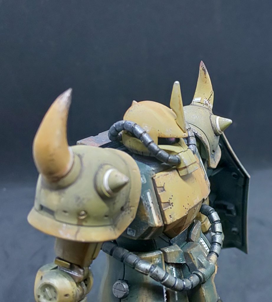 スパイクアーマー、肩アーマー胸周りにも焼き鉄色、クロームシルバー、リアルタッチマーカーブラウン、
重ねて塗装ハゲ表現。