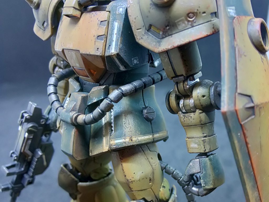 HGにありがちなヒートホークなどの
接続穴をコトブキヤのキャップで
埋める。