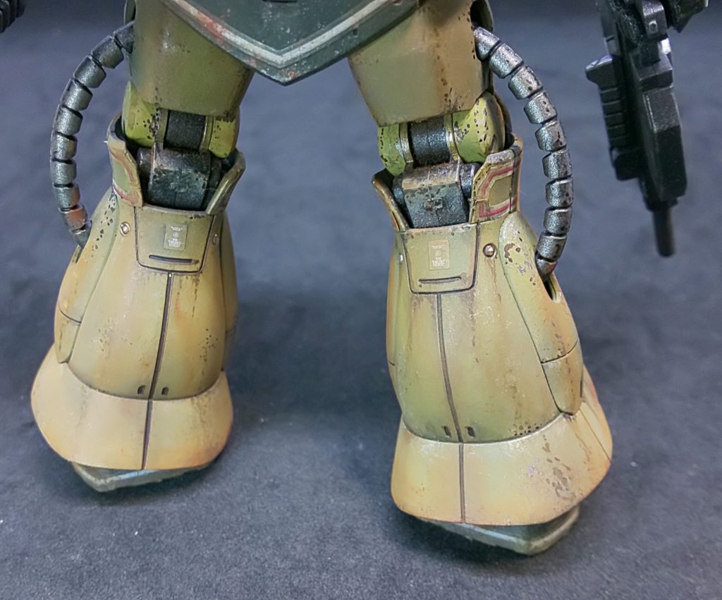 赤錆を表現前後にリアルタッチマーカーブラウンで
ちょんちょん
サビ、剥がれチッピング作業。
サビ垂れは
チッピング後に指と綿棒にて伸ばし
表現。