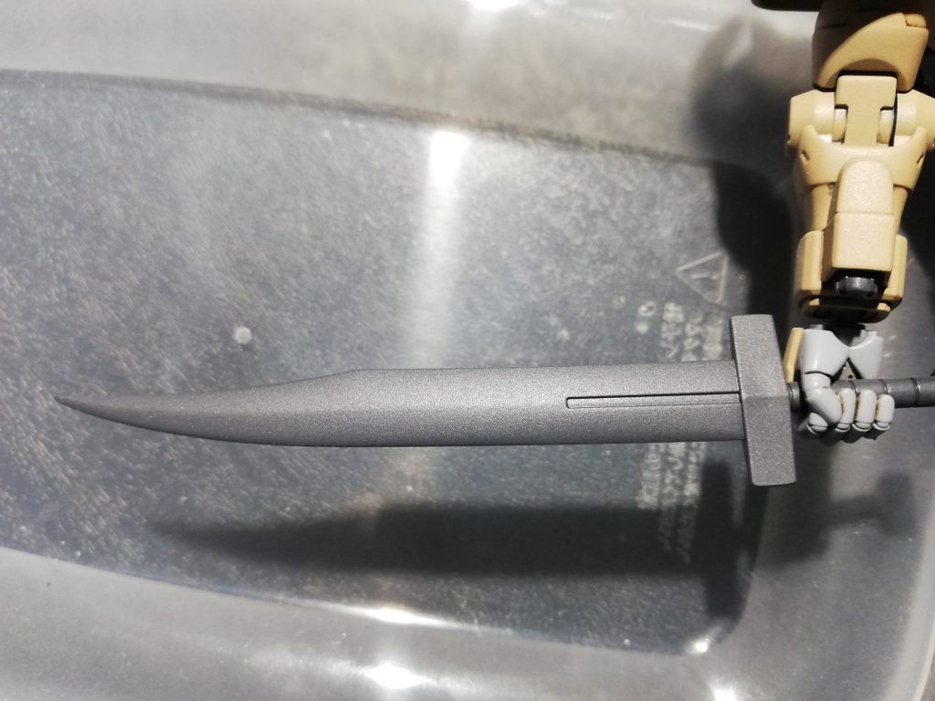 ヒート剣は400番のヤスリスティックでゴリゴリ削ってシャープに。HGならお手軽かつ効果が高いです。