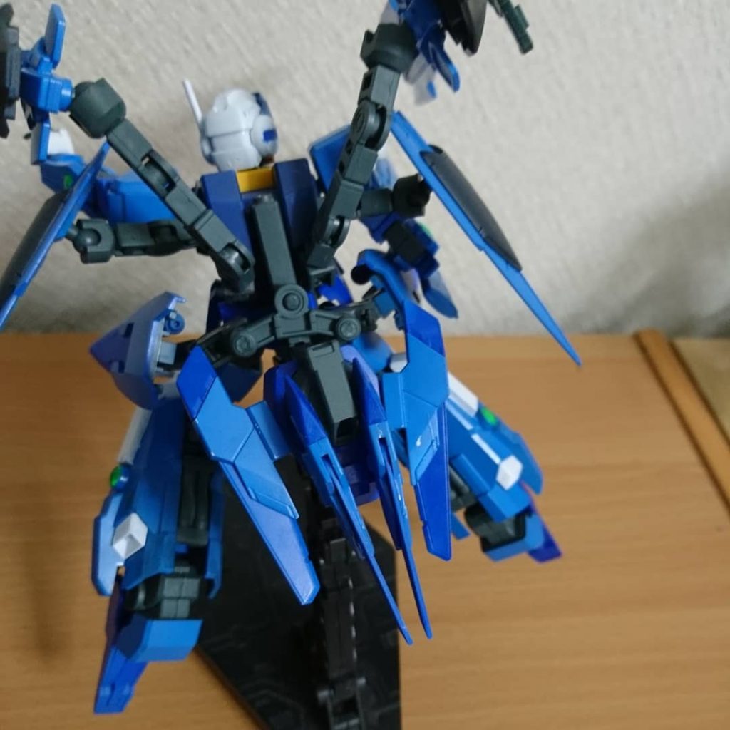 小型ピットは腰の裏に4基マウント