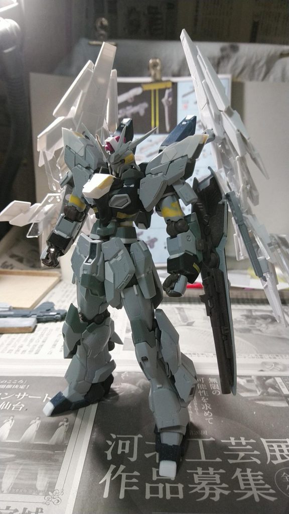 各部の延長、修正が終わりました。
一番ネックだった腹部は5㎜延長してます。延長にあわせて、腹部にサイコフレームのディテールを追加しました。
腹部の延長に合わせて、腕部も延長して調整しています。
個人的にモモが太すぎと感じたので、両側で1㎜ずつ削りこみ、スマートにしています。