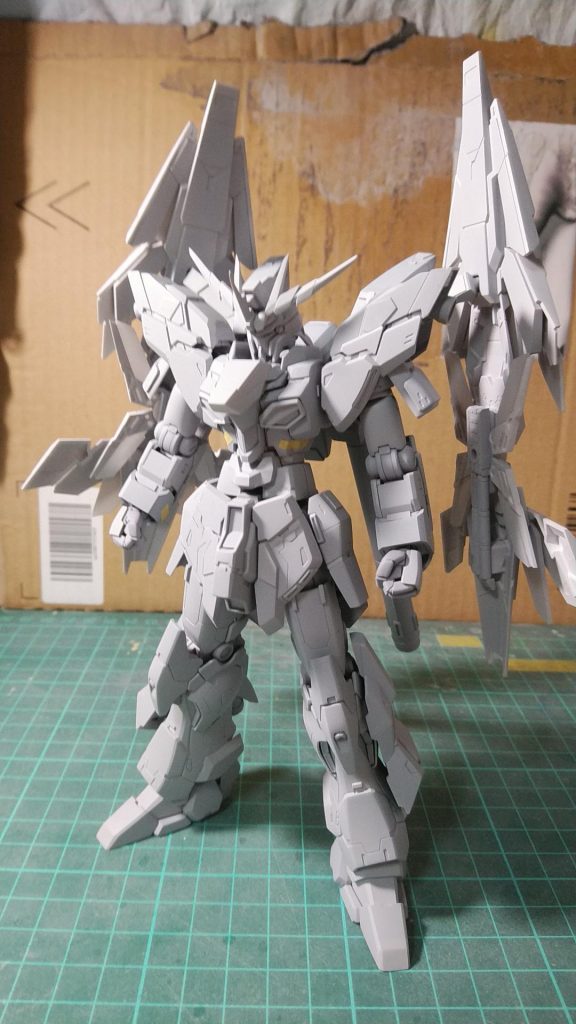 サフ状態です。
サフの魅力に耐えながら、分解して細部の表面処理をします
写真は捨てサフ状態です
今回は、サイコフレームの配置と配色を検討するために、アプリのペイントソフトを活用して、イメージアップを図りました