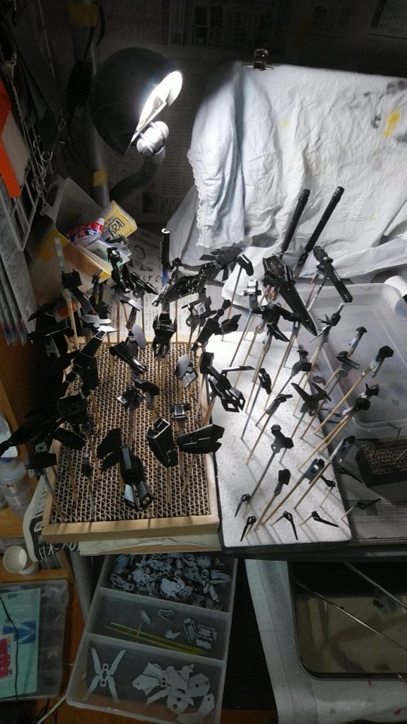 塗装工程です。
均一に黒を吹き付けていきます
いつもベタ塗りだったので今回は塗装に倍以上の時間を要しました。