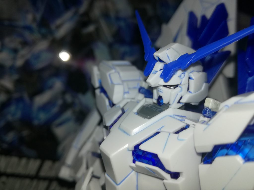 フルサイコフレームの発光を青色で墨入れして表現しました。クリアパーツ好きなので目の周りだけ塗って下からライトを当てるとクリアパーツが青く透けて素敵なのですが普通に見ると目がわからなくなってしまいました。