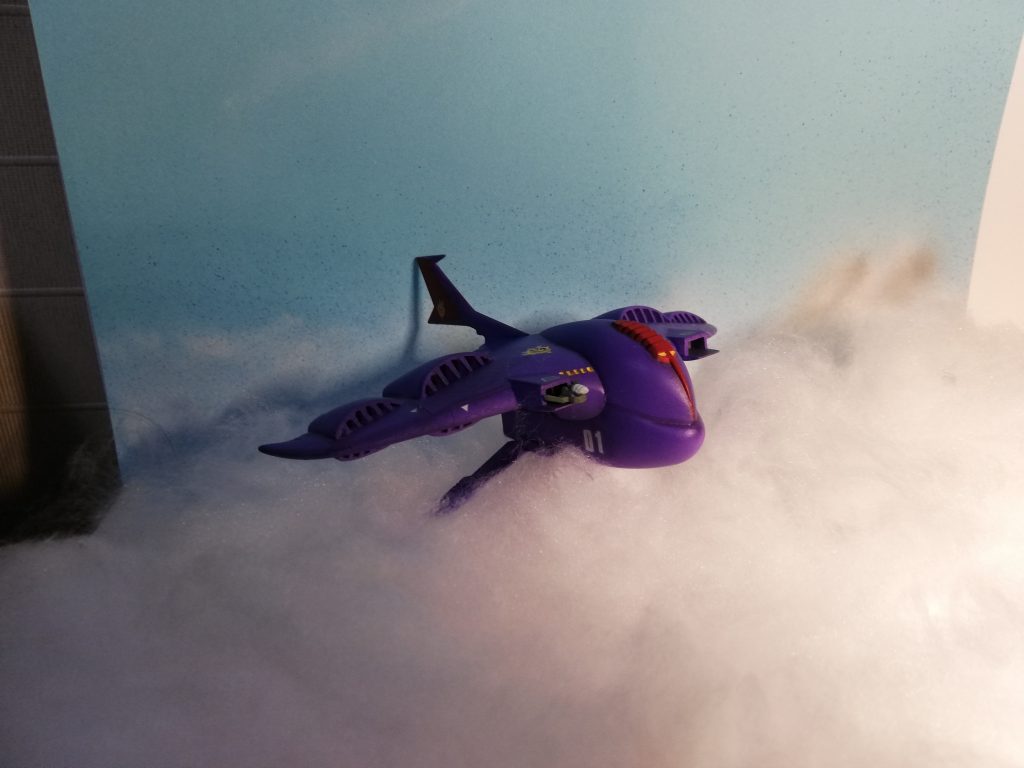 「イセリナ 恋のあと」では機体上部をガンダムがのしのしあるきながらビームジャベリンでザクザクしてたり、アリュメの作ったクッソ昔の格ゲー(EX REVUE)のステージにされたりスケール感がよくわかりません。