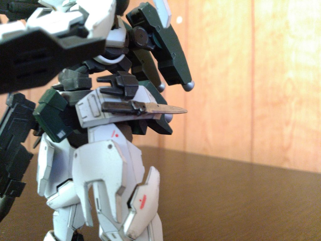 武装に乏しいと感じたので、コンバットナイフを追加。付属のパイルに付いてるアンカーをアタッチメントとしてどこにでもつけられるように改修