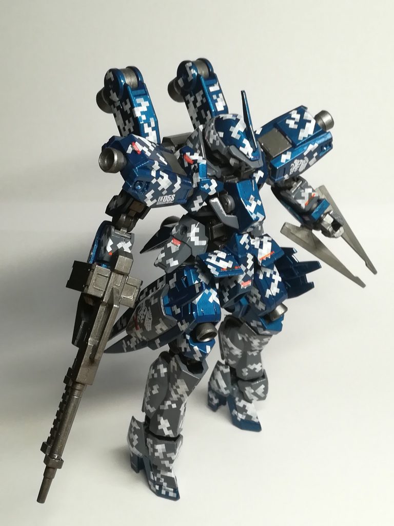 なるべく全体にドットをちりばめました。大きいピクセルの塊のデカールは分割したりして使ってます。