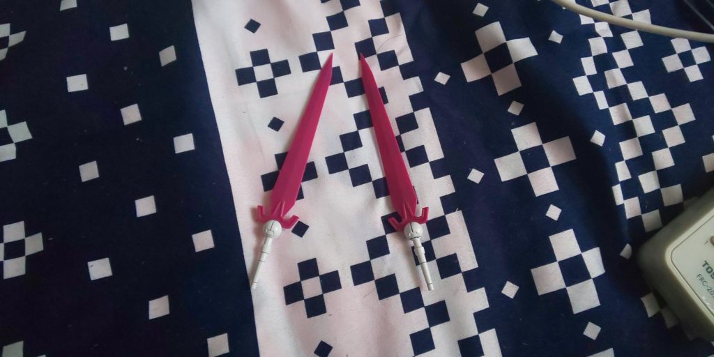 これが、今回使用した、ストライカーサイズを片手剣に改造した武器。その名も“ストライカークロス”です。
まぁ、ストライカーサイズの先端部分を大まかにニッパーでカット、その後カッターで形を整えて、〆にヤスリがけをしただけという、非常に簡単な改造となっております(￣▽￣;)